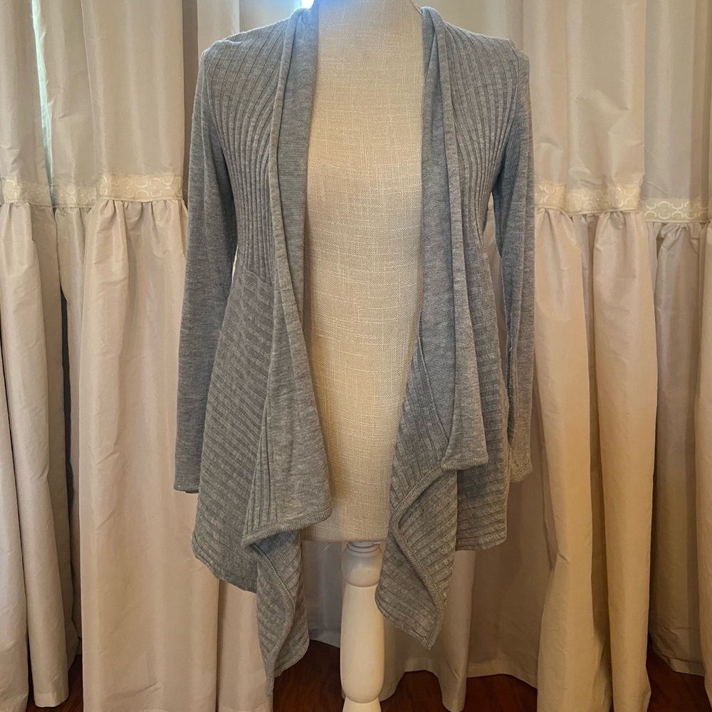 I.N. Studio grey knit shrug sz small with beautiful detail